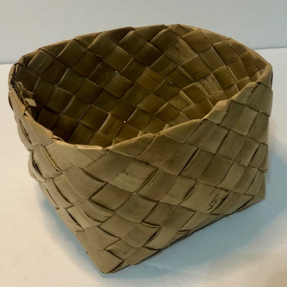 Small Woven Basket Handmade made of Palm Tree from Puerto Rico - Picture 1 of 4